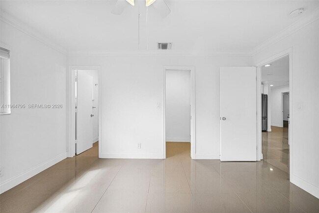 Building Photo - 820 E Cypress Ln