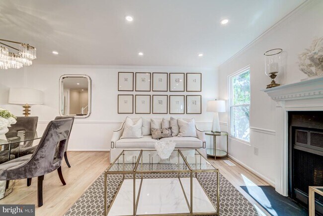 Building Photo - 8 Carriage House Cir