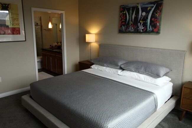 Building Photo - 350 S 200 E