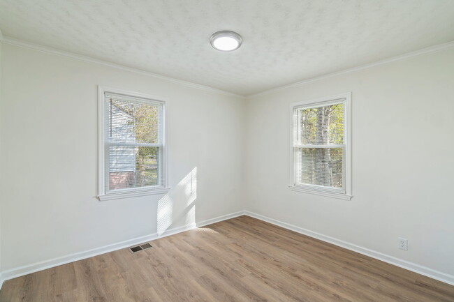 Building Photo - 2324 Greenfield Ln