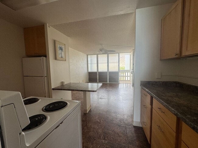 Building Photo - Oceanfront 1 Bedroom, 1 Bath - Makaha Beach Cabanas (Unfurnished)