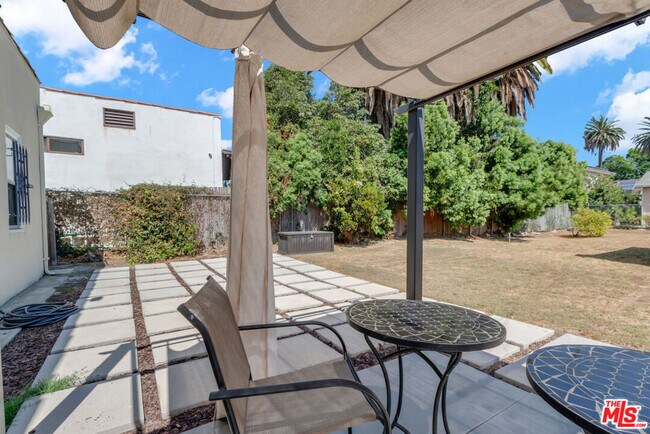 Building Photo - 736 N Poinsettia Pl