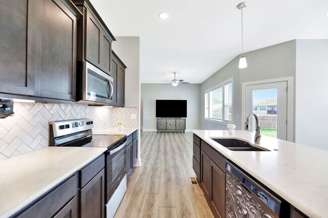 Building Photo - Living in Luxury