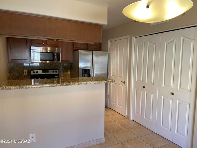 Building Photo - 5751 N Kolb Rd