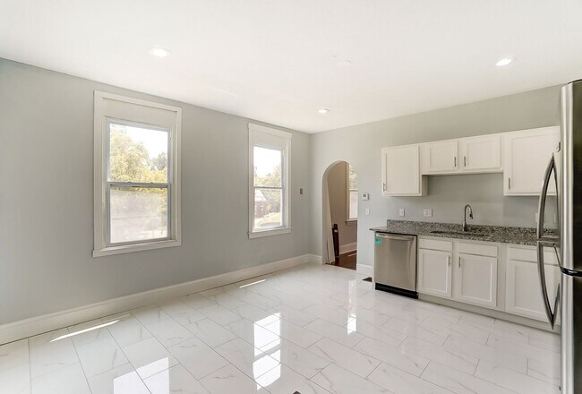 Building Photo - Spacious Four Bedroom in Cincinnati!