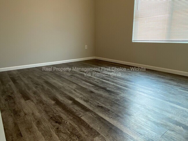 Building Photo - 412 S Longbranch Dr