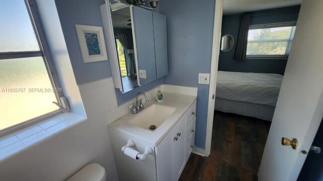 Building Photo - 700 NE 14th Ave