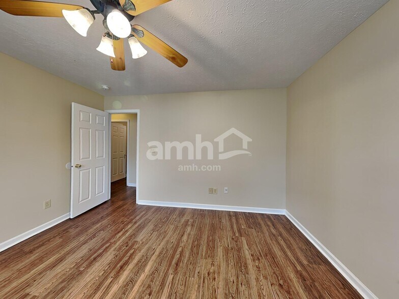 Building Photo - 6305 Blakeview Dr