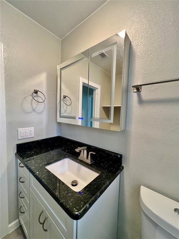 Building Photo - 107 W Minnehaha St