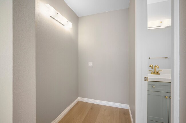 Building Photo - 10574 Sunland Blvd