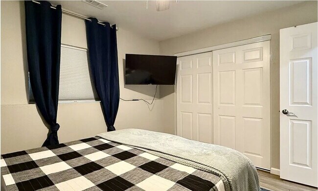 Building Photo - 2Bed / 1 Bath Upper unit w/Fireplace + W/D, water & trash included