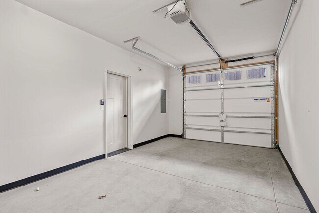 Building Photo - Luxury Living Off Appleway Trial Brand New...