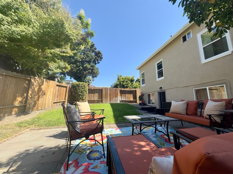 Building Photo - 2615 Maxwell Ave