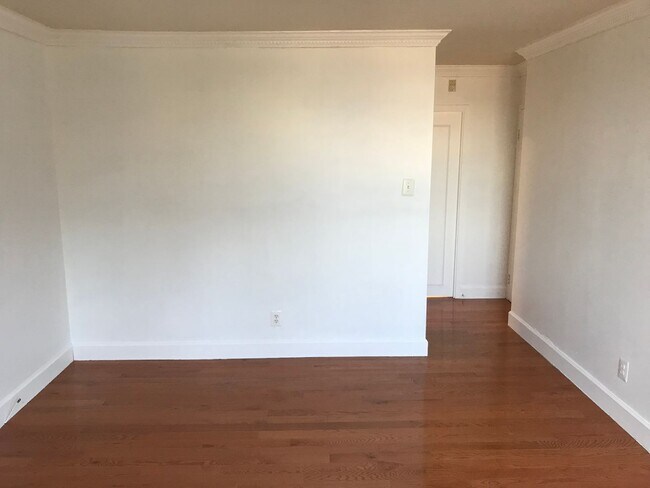 Building Photo - Luxury 1 bedroom 1 bath condo with great amenities