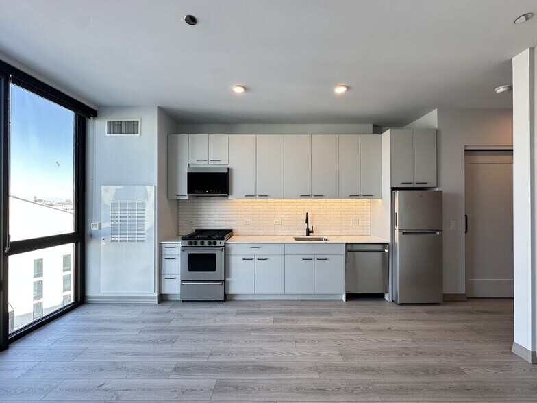 Building Photo - 2155 N Elston Ave