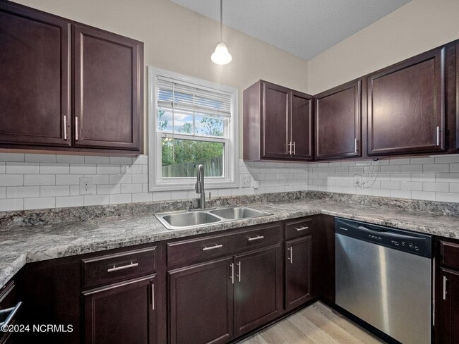 Building Photo - Holly Ridge Townhome Available!