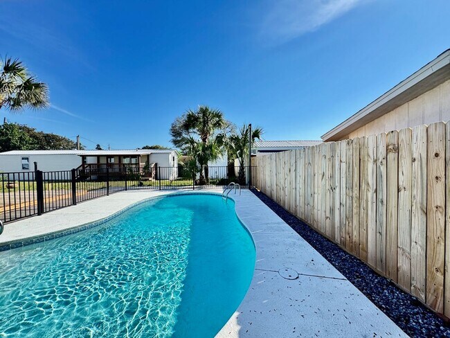 Primary Photo - Recently Renovated 2 Bedroom / 2 bathroom ...