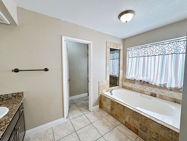 Building Photo - Green Valley Luxury Single Story: Pool, Putting Green, 4 Bedrooms, SOLAR!