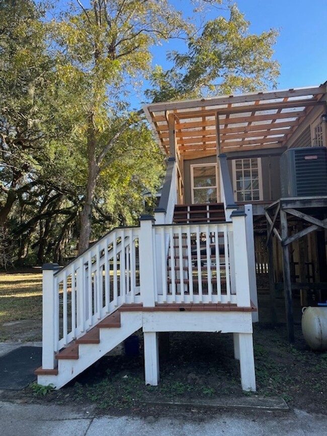 Building Photo - Charming Three Bedroom Two Bath Home in Fa...