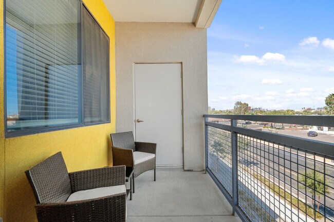 Building Photo - 711 W Broadway Rd