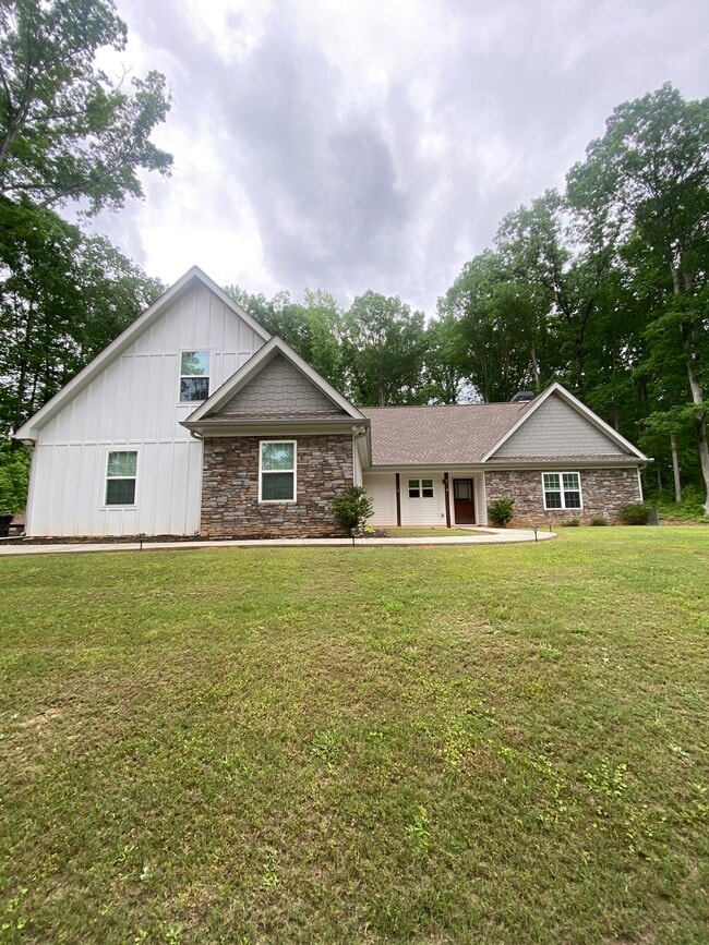 Building Photo - 40 Oak Forest Dr