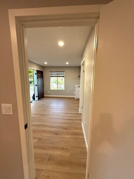 Building Photo - 6186 Daisy Pl