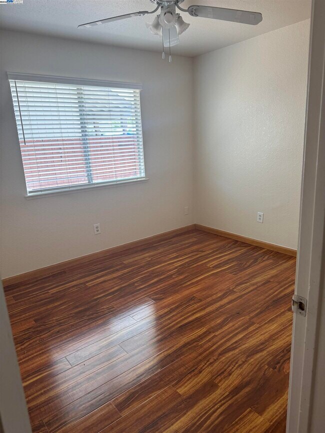 Building Photo - 5325 Avante Ln