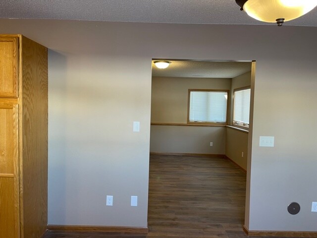 Building Photo - 413 Lilac Ln