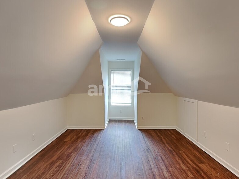 Building Photo - 2026 Oakbluff Way SW