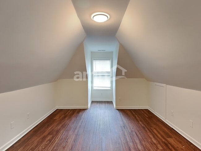 Building Photo - 2026 Oakbluff Way SW