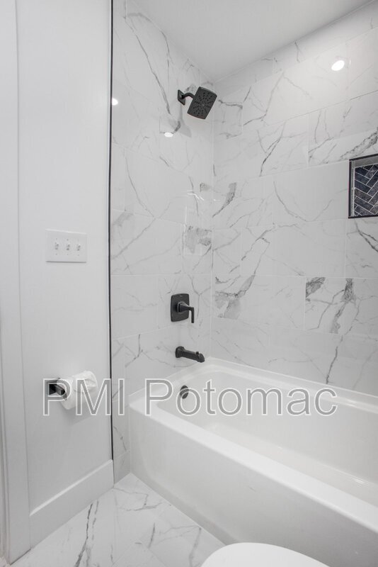 Building Photo - 702 19th St NE