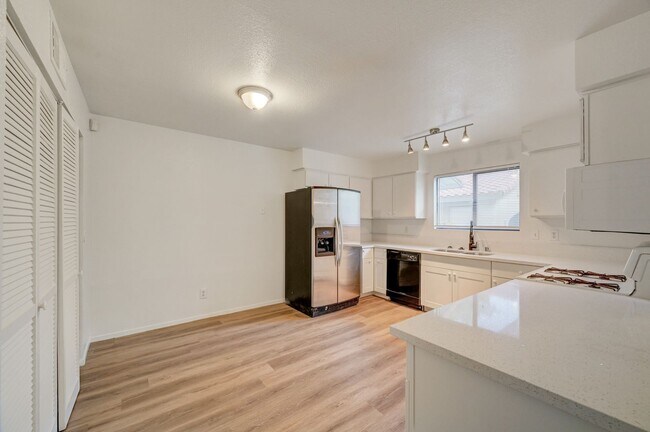 Building Photo - Beautifully remodeled ground-floor, 2 bed 2 bath condo