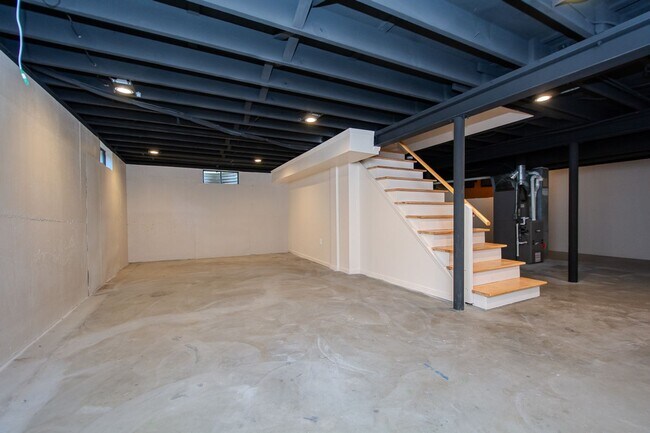 Building Photo - Recently Updated! 4 Bed/2.5 bath