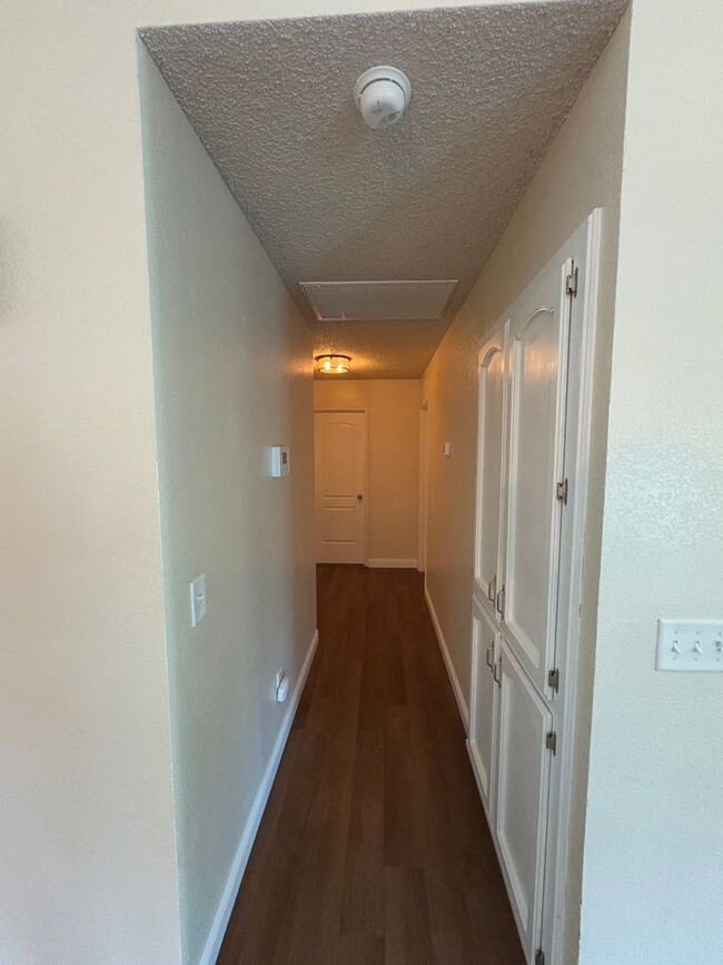 Building Photo - Lemoore Home Available Now!