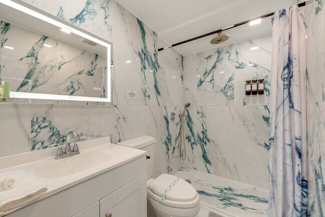 Building Photo - 2135 Rosemont Dr