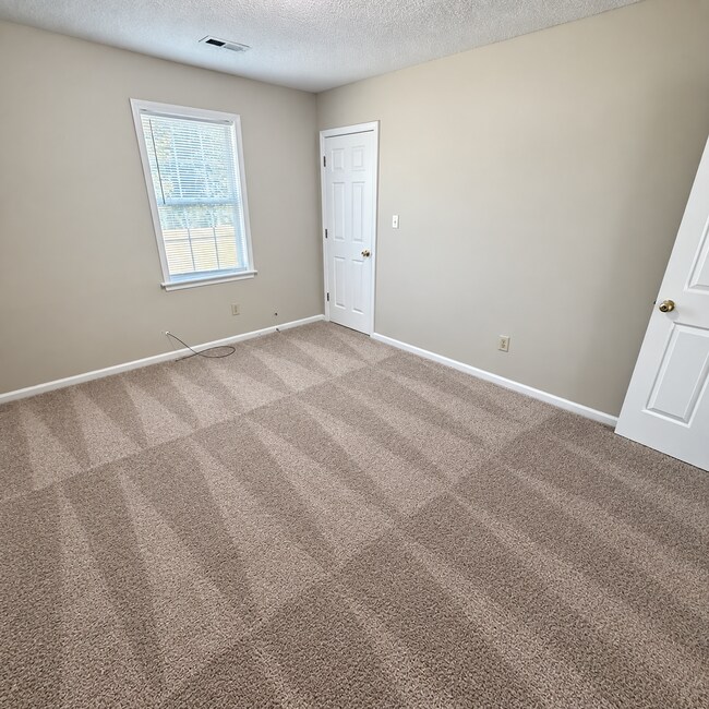 Building Photo - 6615 Cottonwood Dr