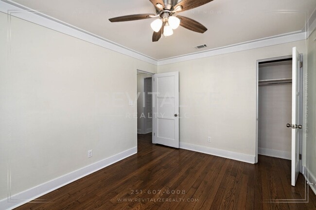 Building Photo - Gorgeous Spring Hill Home!