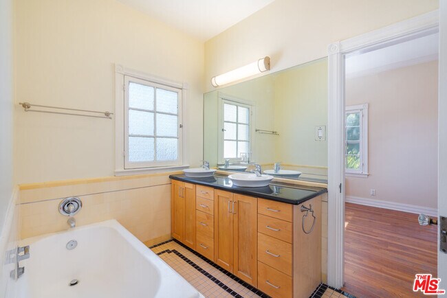 Building Photo - 1304 N Alta Vista Blvd