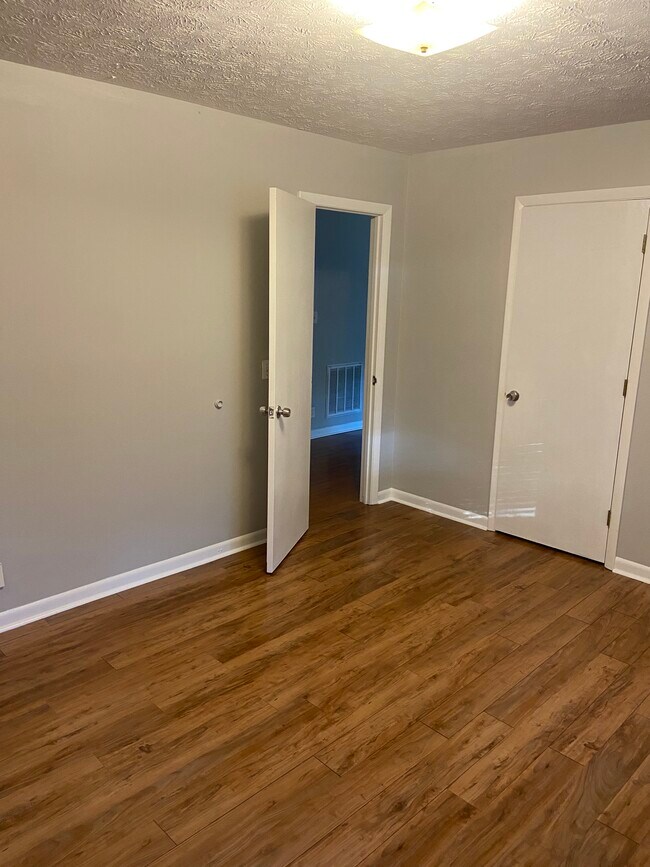 Building Photo - 11 Oak St