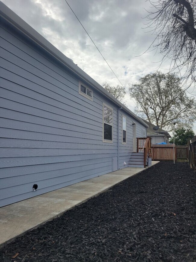 Building Photo - Available soon! 2 bed/2 bath Close to Downtown Lodi