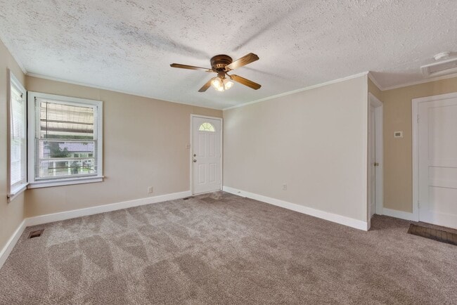 Building Photo - 141 W Rossview Rd