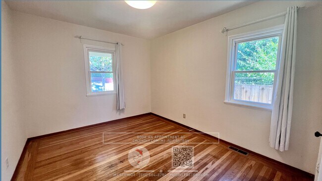 Building Photo - Spacious 2 bedroom Home w/ Backyard, Garag...