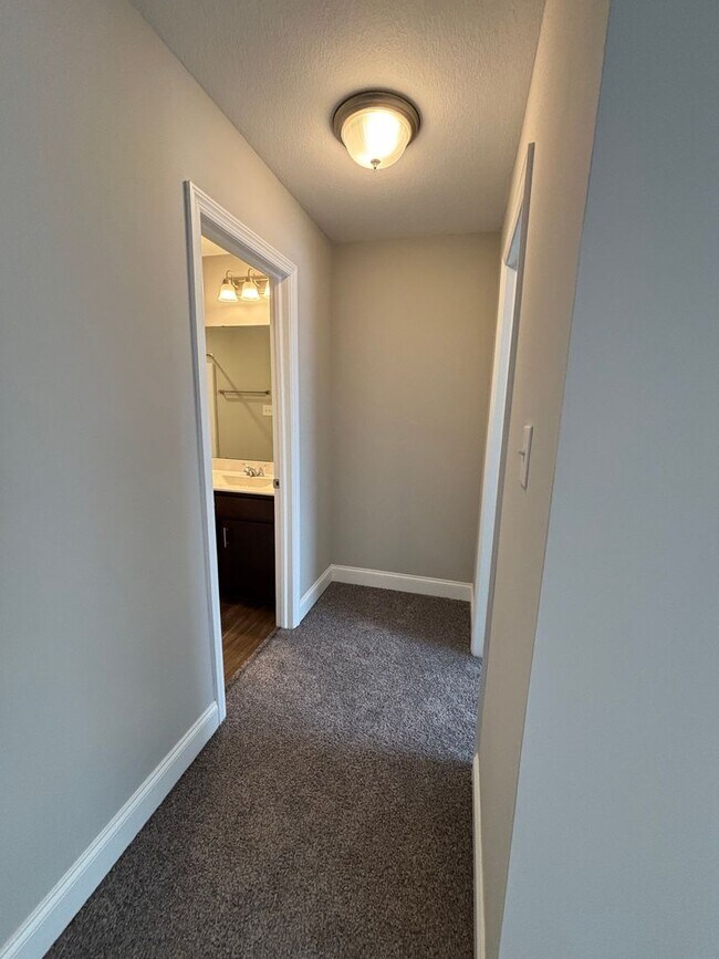 Building Photo - Beautiful Townhome in Washington! - 2 Bedroom