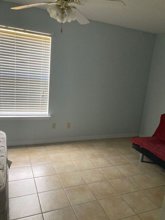 Building Photo - Spacious 1 Bedroom