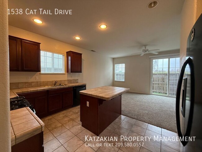 Building Photo - 2-Story 4-Bedroom 2.5 Bath Gated Community...