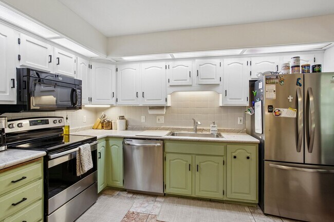 Building Photo - 3 bed + 3 bath / Ranch with Full Finished Basement!