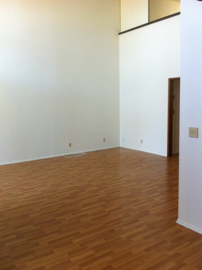 Building Photo - 1007 S Catalina Ave