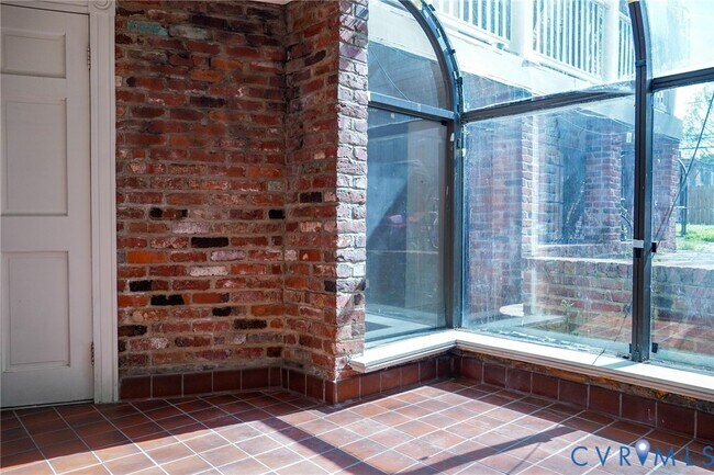 Building Photo - 407 W Clay St