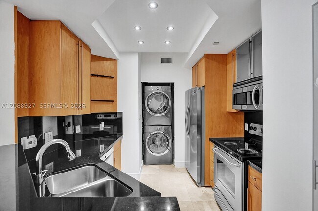 Building Photo - 888 Brickell Key Dr