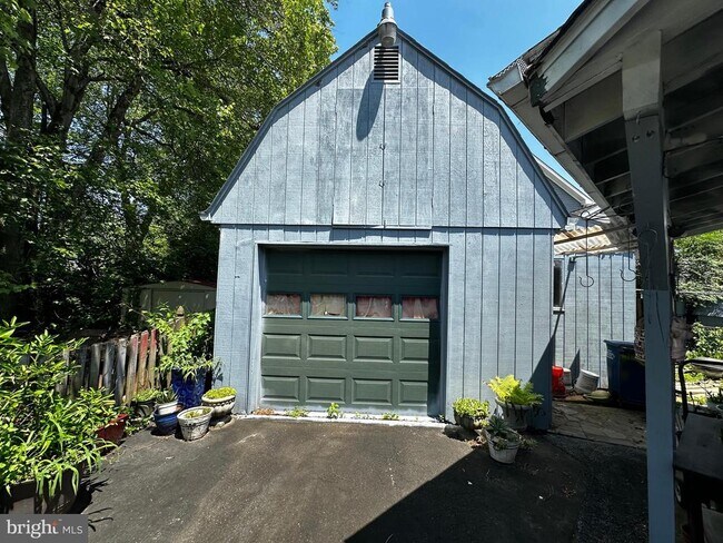 Building Photo - 3127 Wayne Rd